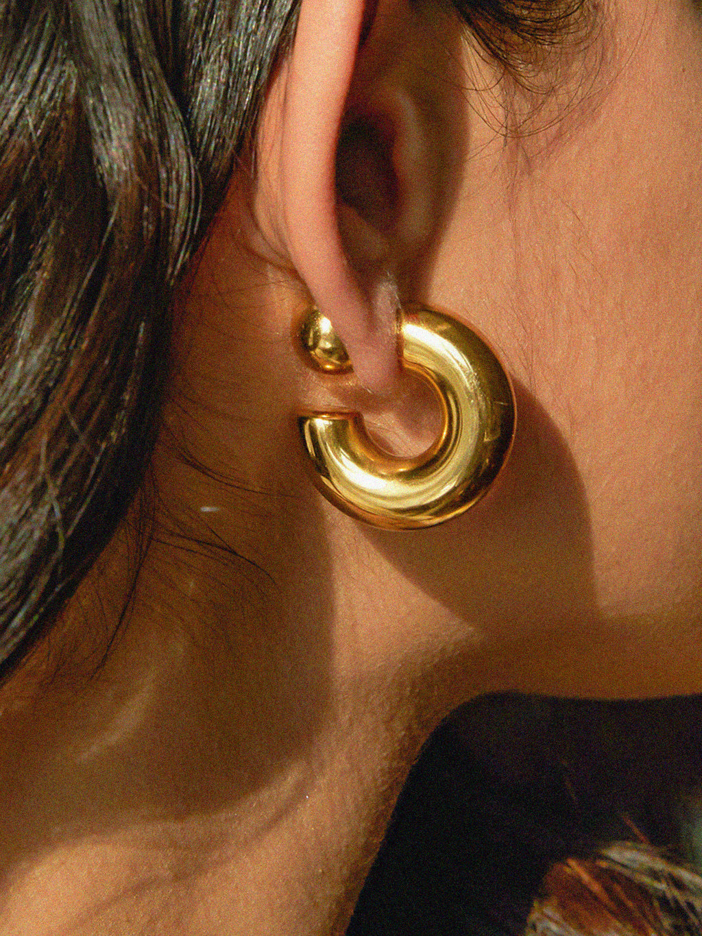Stylish C-Shaped Earrings for Elegant Evening Wear