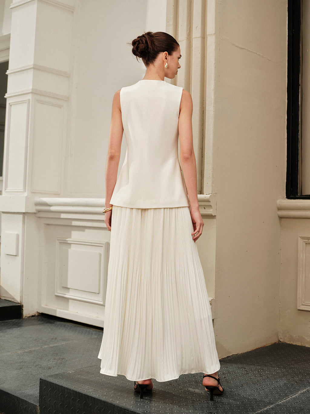 Decor Pockets Tailored Vest for Versatile Styling Options
