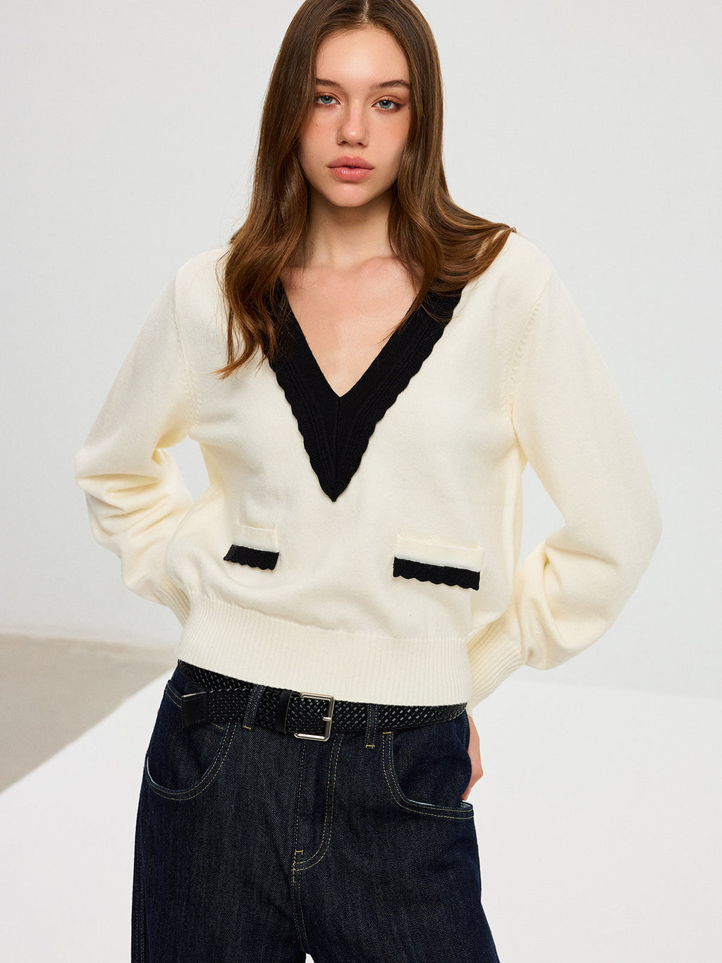 Contrast V-Neck Knit Top Women's Casual Comfort Fit