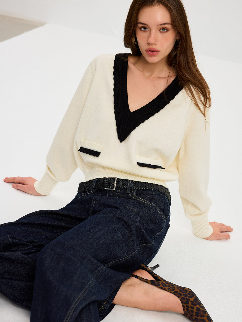 Contrast V-Neck Knit Top Women's Casual Comfort Fit