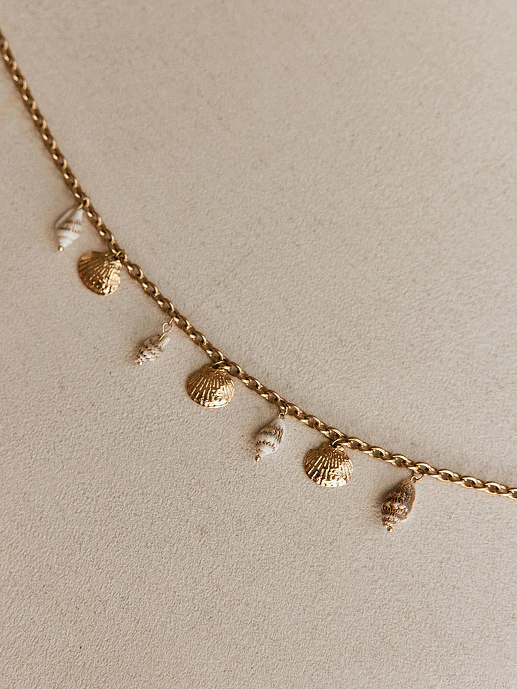 "Seashell Charm Pendant Necklace for Summer Beach Fashion"