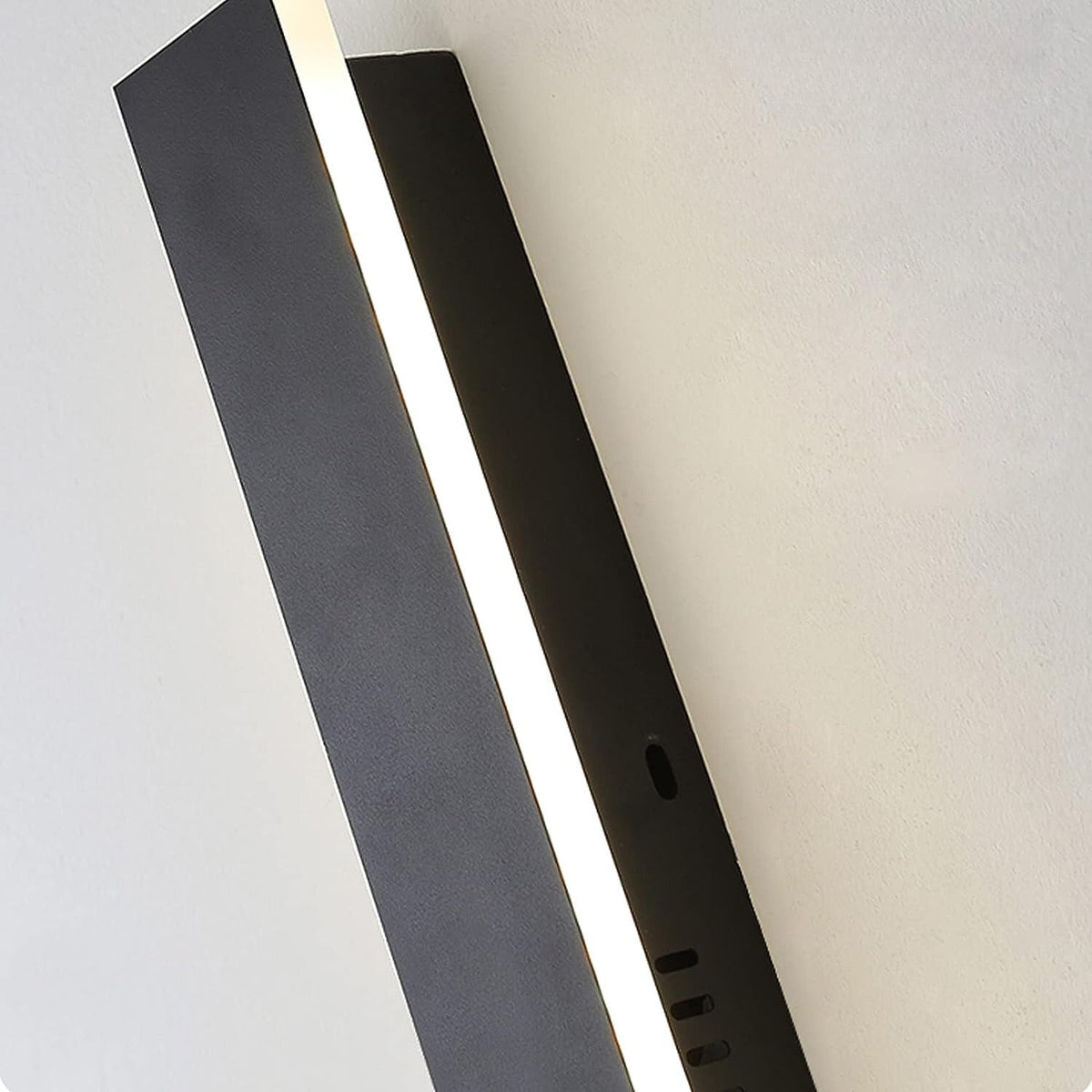 Koadclo | Svelte Linear Outdoor Wall Light – IP65 Weatherproof LED Sconce for Exterior